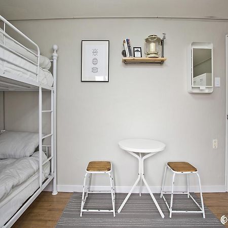 Travel Holic Guesthouse Seoul Exterior photo