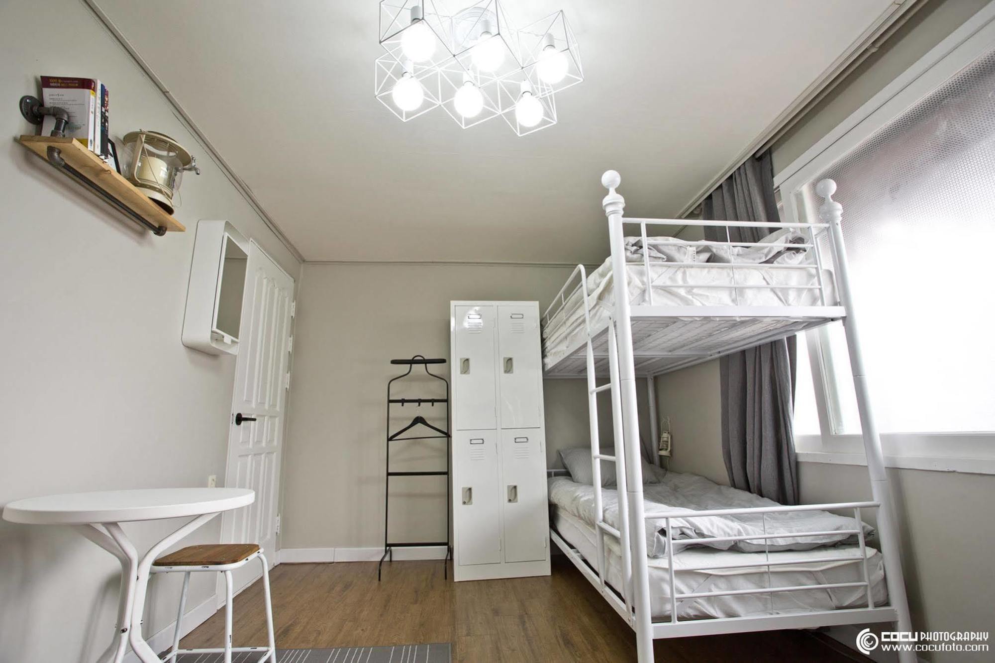Travel Holic Guesthouse Seoul Exterior photo